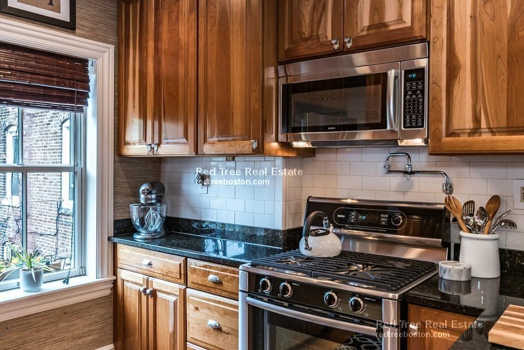 1 Greenwich Ct, Roxbury