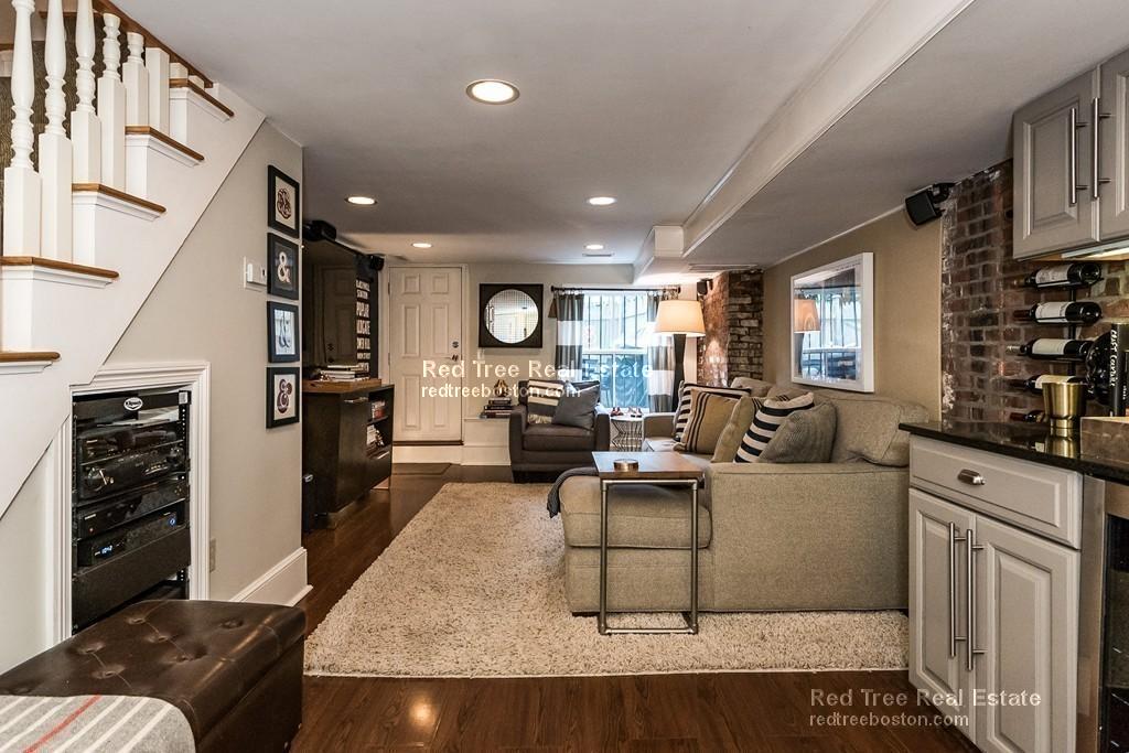 1 Greenwich Ct, Roxbury