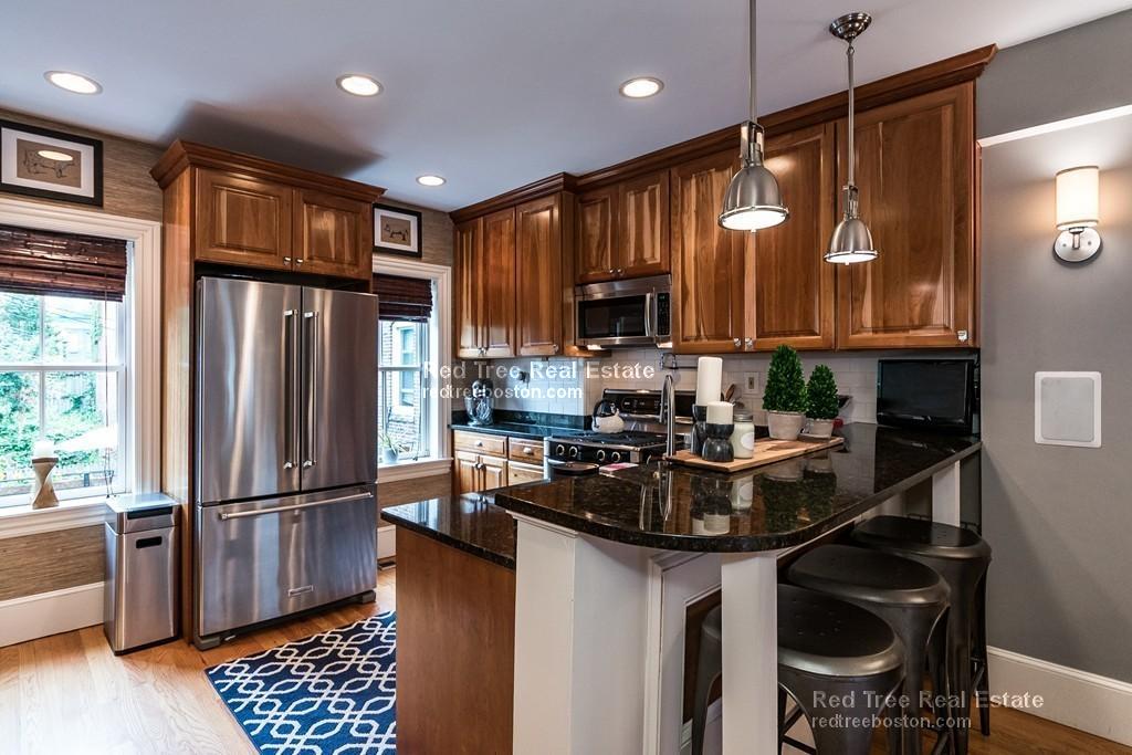 1 Greenwich Ct, Roxbury