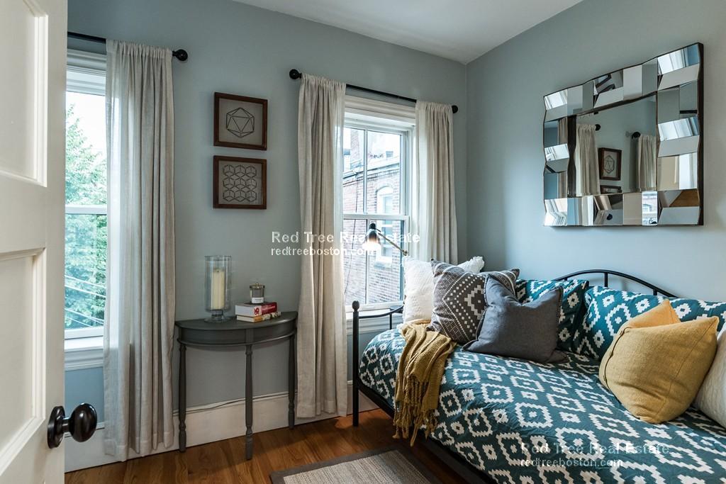 1 Greenwich Ct, Roxbury