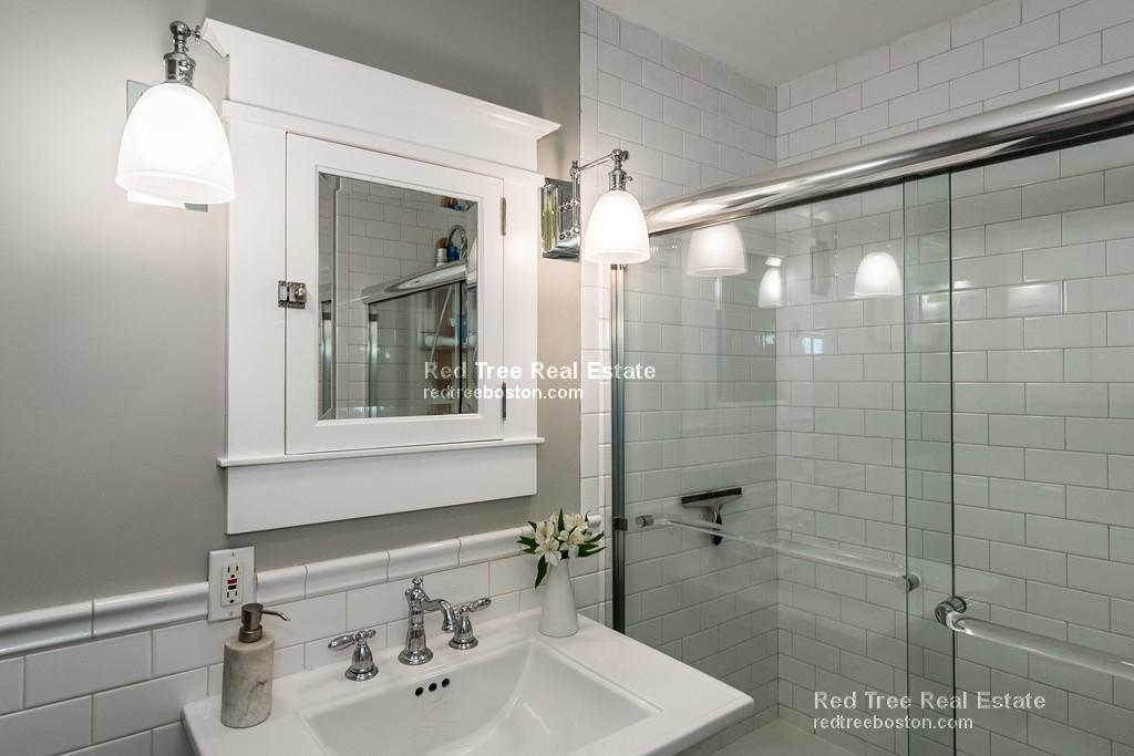 1 Greenwich Ct, Roxbury