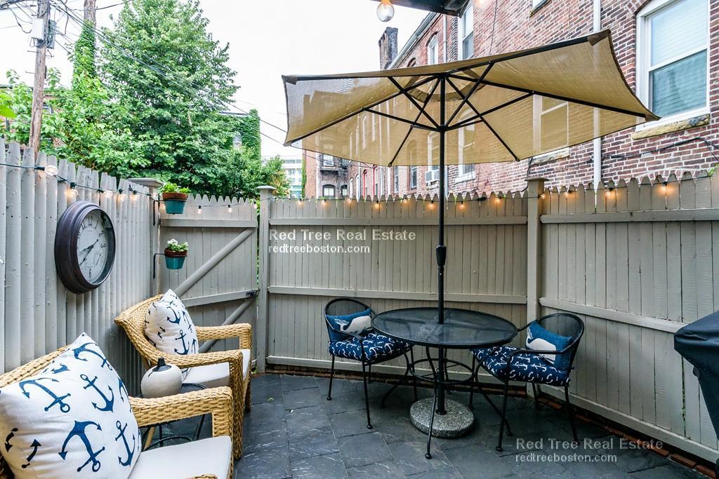 1 Greenwich Ct, Roxbury