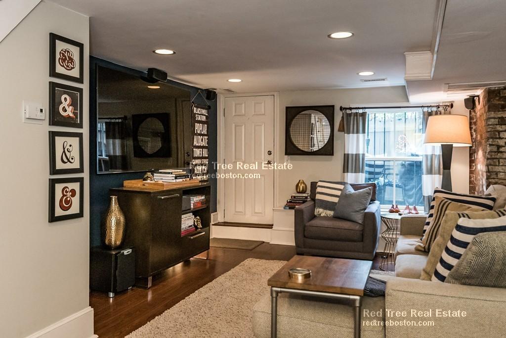 1 Greenwich Ct, Roxbury