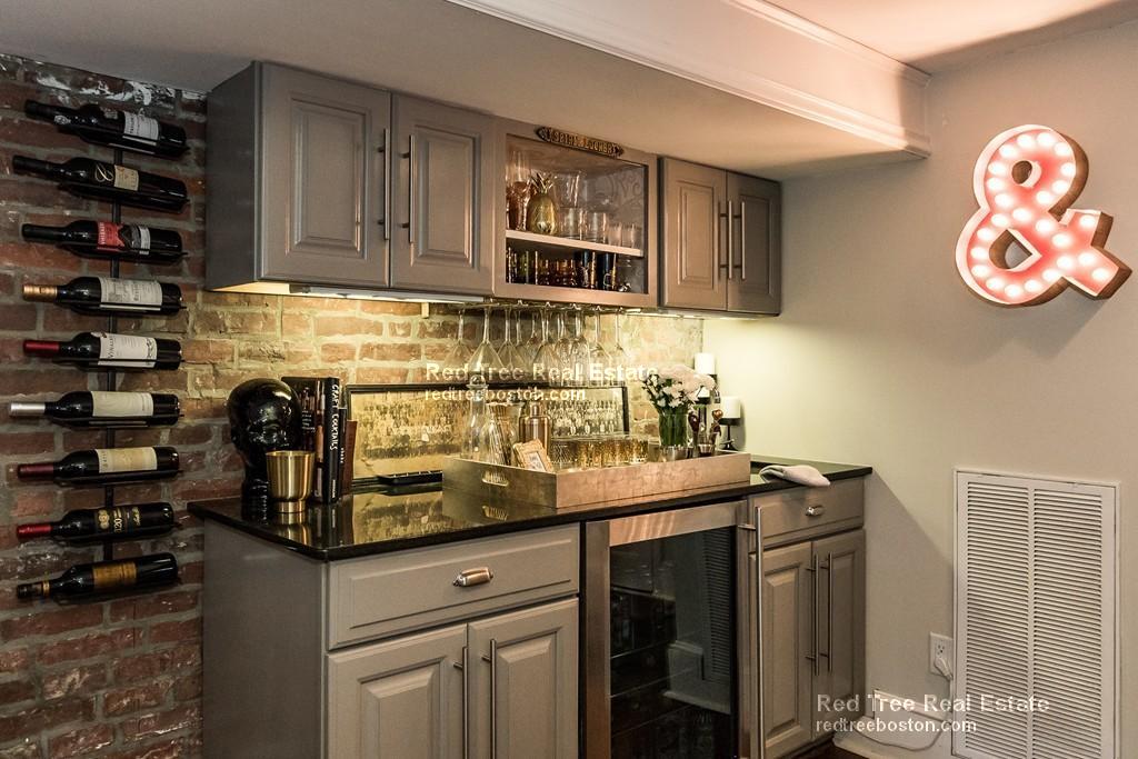 1 Greenwich Ct, Roxbury