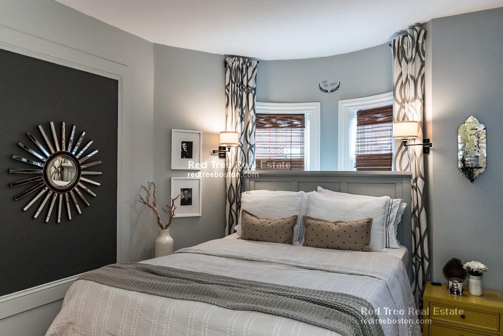 1 Greenwich Ct, Roxbury