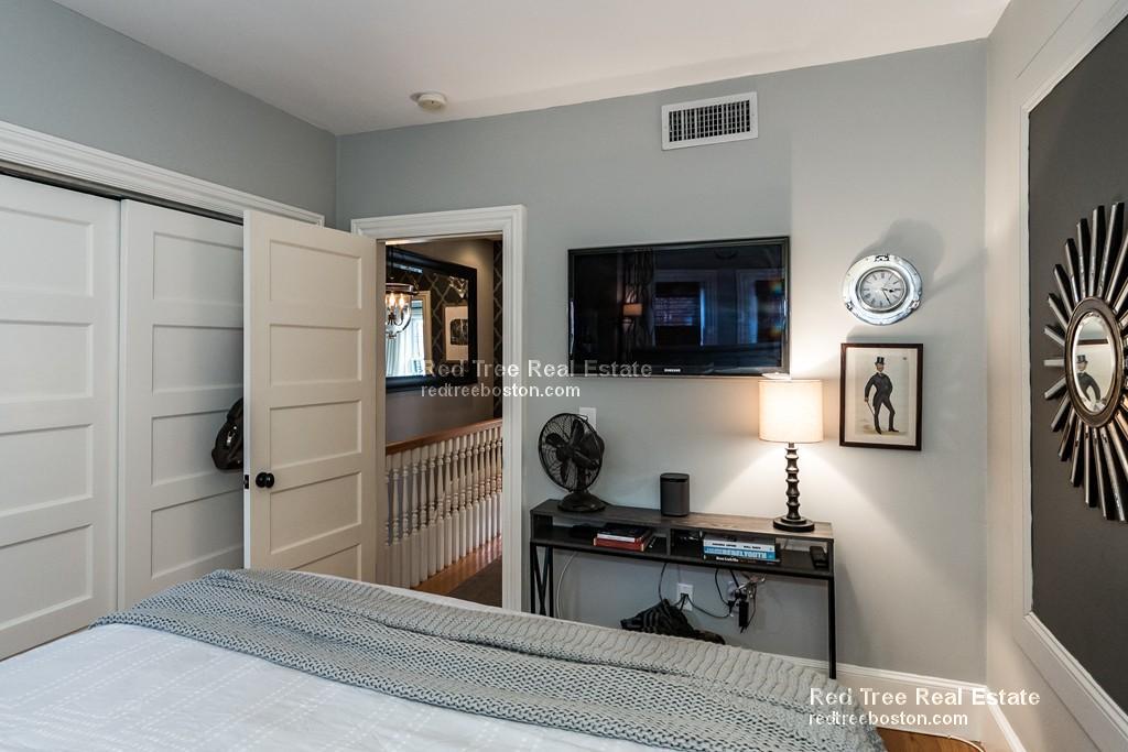 1 Greenwich Ct, Roxbury