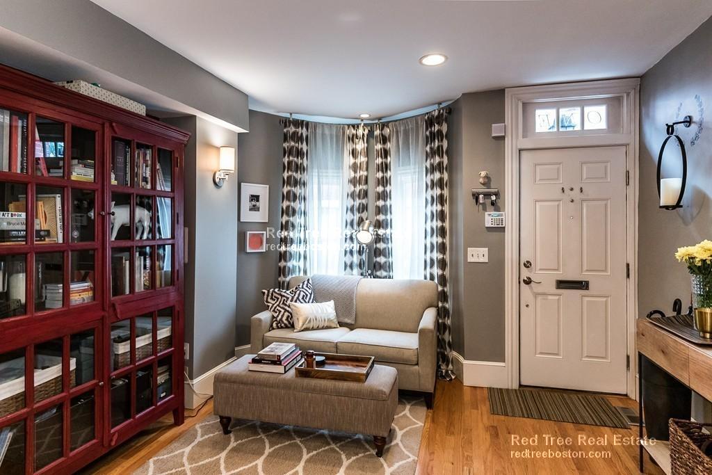 1 Greenwich Ct, Roxbury