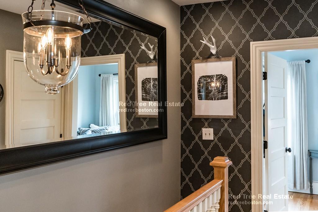 1 Greenwich Ct, Roxbury