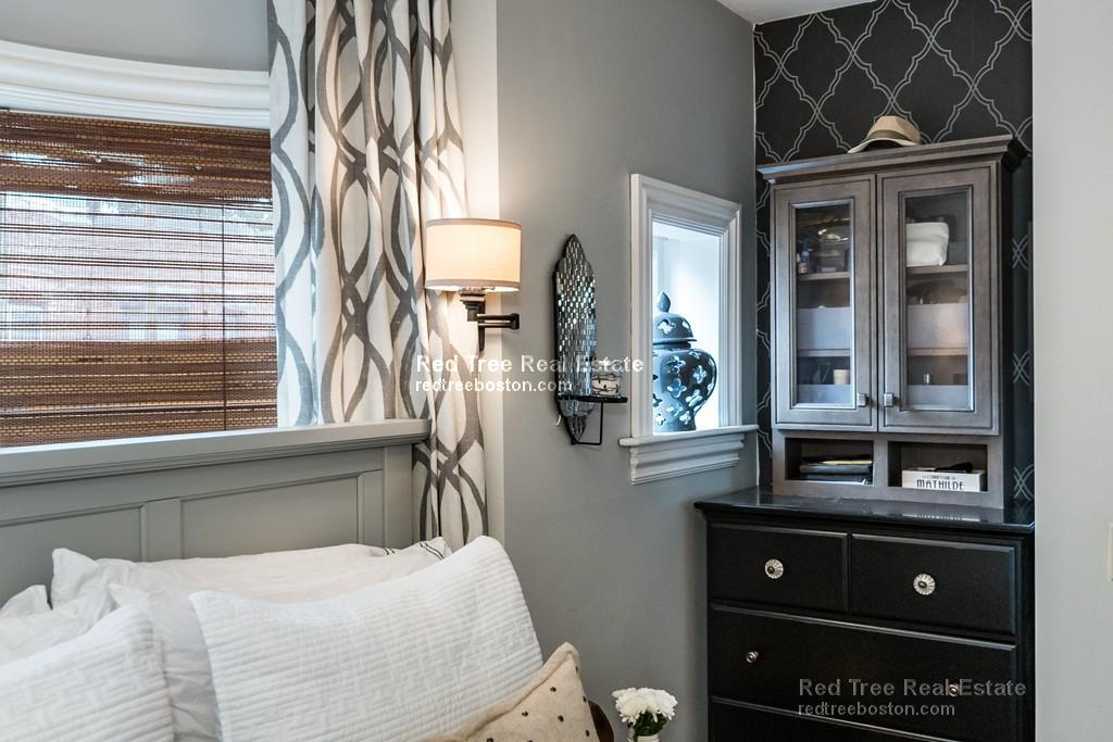 1 Greenwich Ct, Roxbury