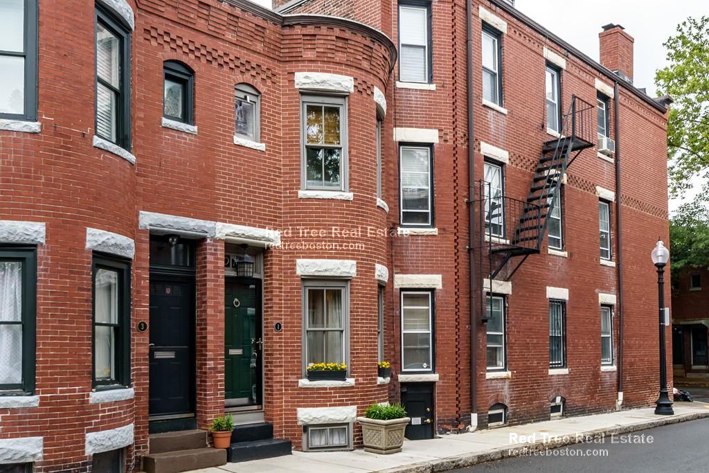 1 Greenwich Ct, Roxbury