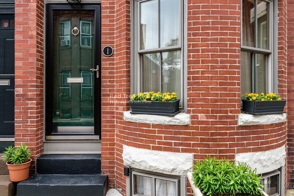 1 Greenwich Ct, Roxbury