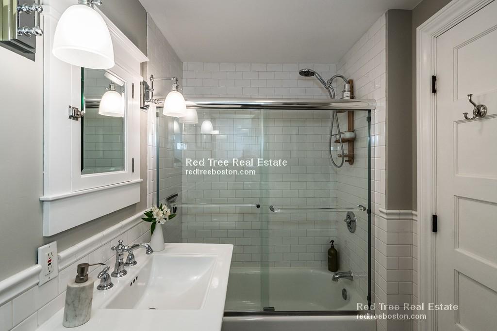 1 Greenwich Ct, Roxbury