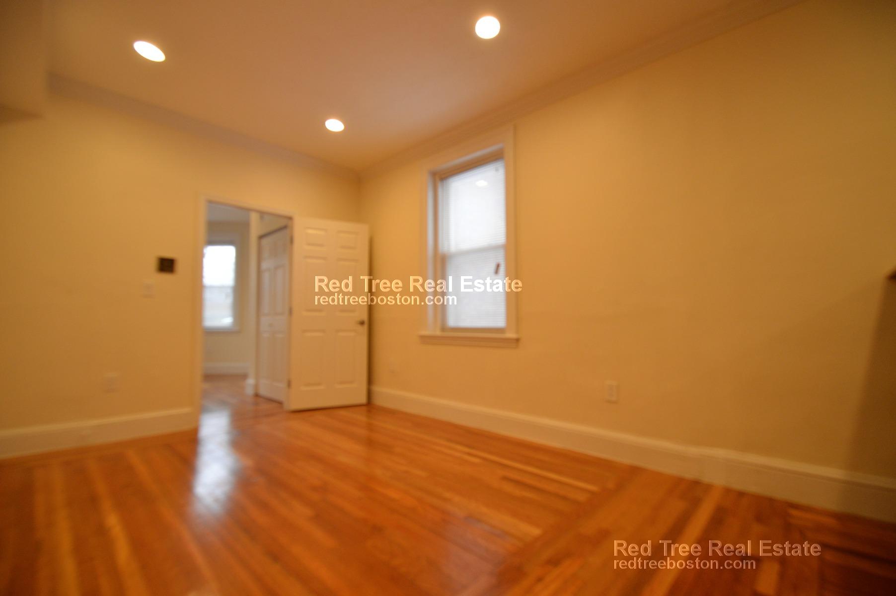 73 Thatcher St, Longwood