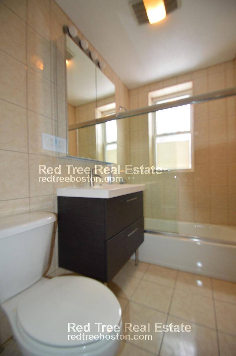 73 Thatcher St, Longwood