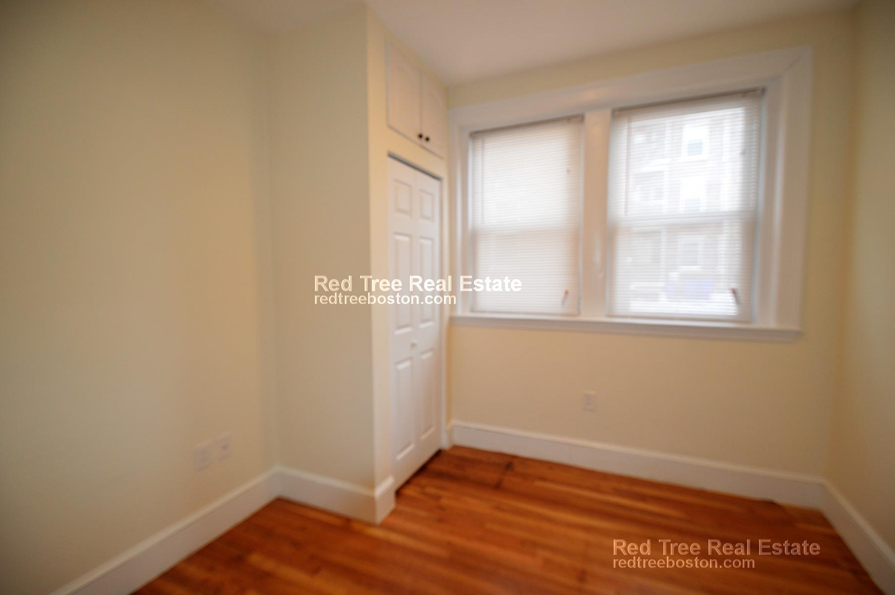 73 Thatcher St, Longwood