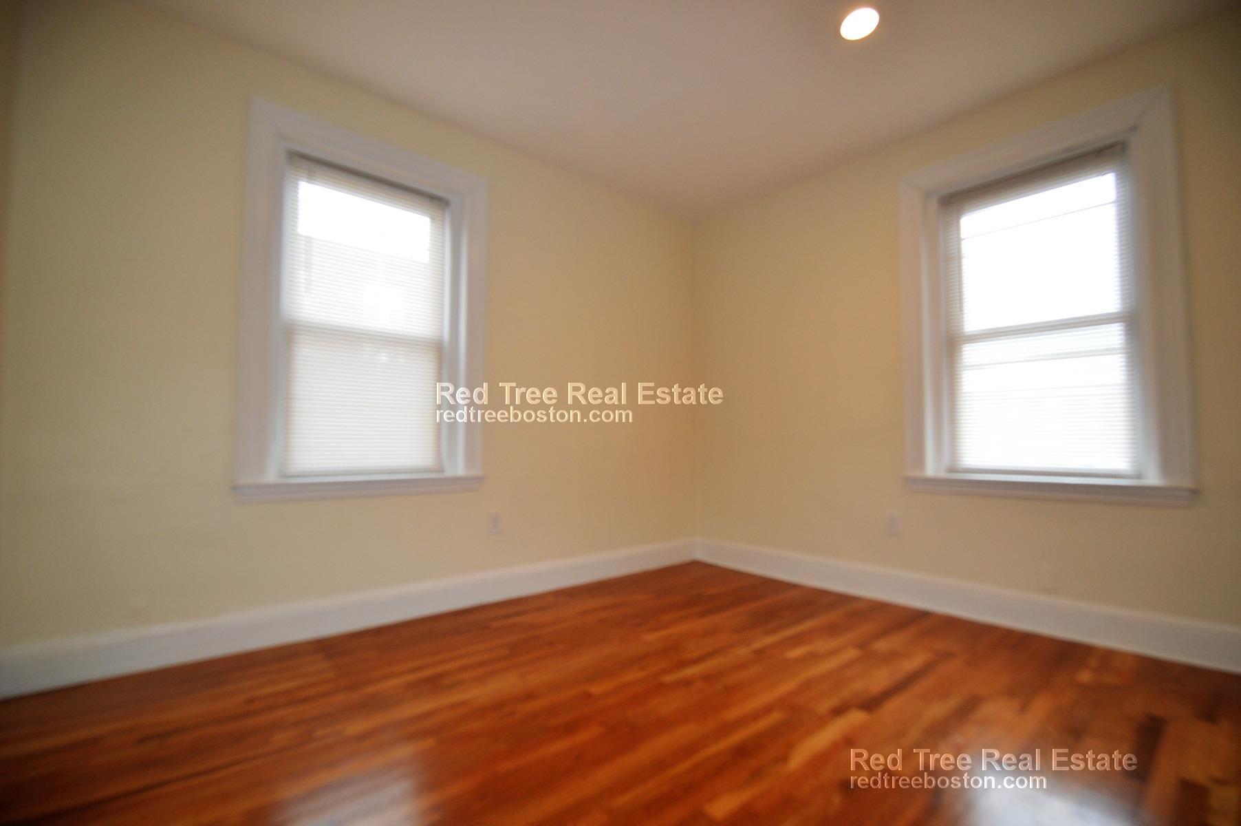 73 Thatcher St, Longwood