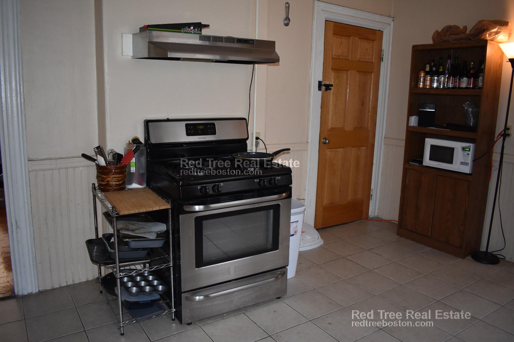4 bed, 1 bath apartment for rent at 103 Calumet St Unit 3, Mission Hill — photo 4 of 17