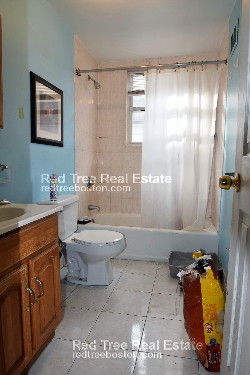 216 Freeman St, Longwood