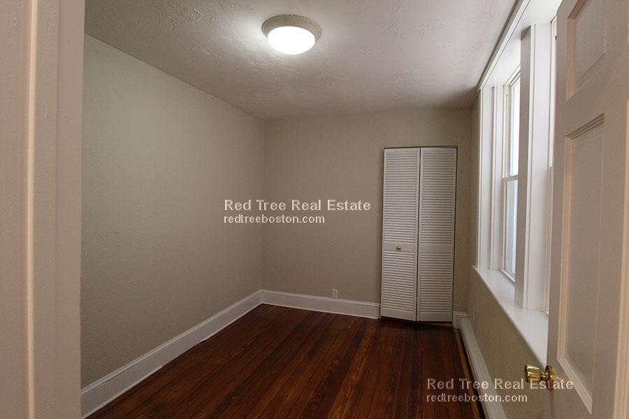 3 bed, 1 bath apartment for rent at 38 Frankfort St Unit 1, East Boston — photo 4 of 8