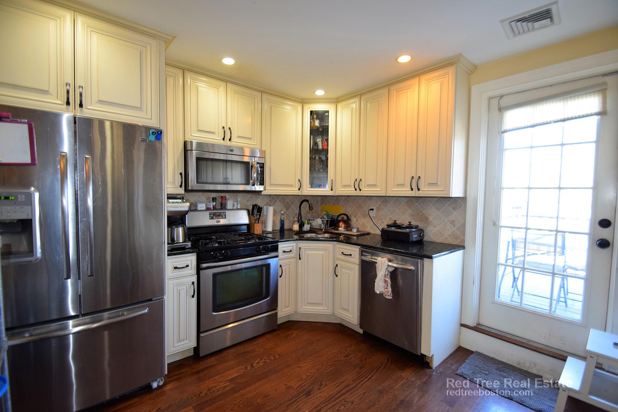 2 Iroquois St, Mission Hill