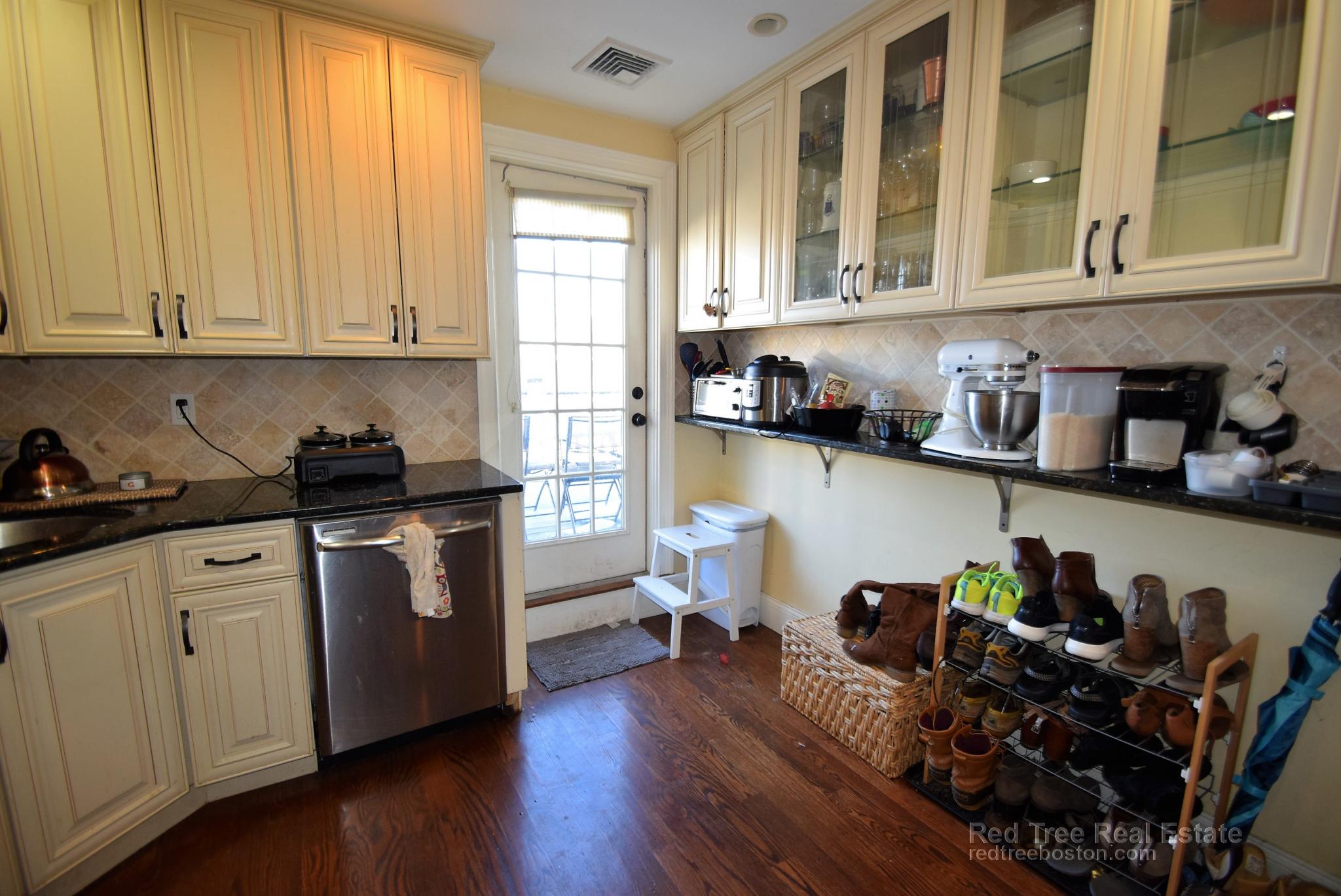 2 Iroquois St, Mission Hill