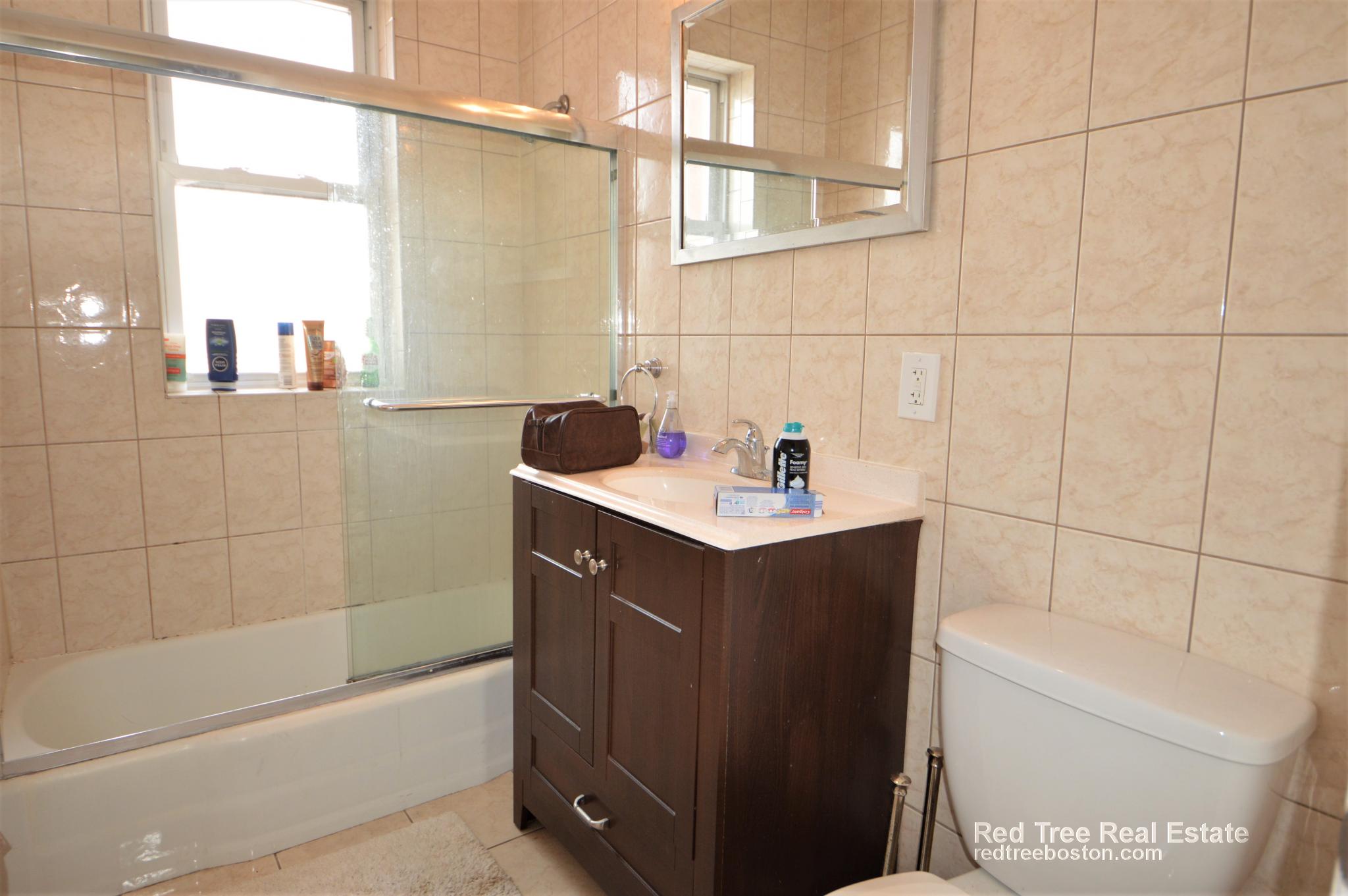 94 Pleasant St, North Brookline