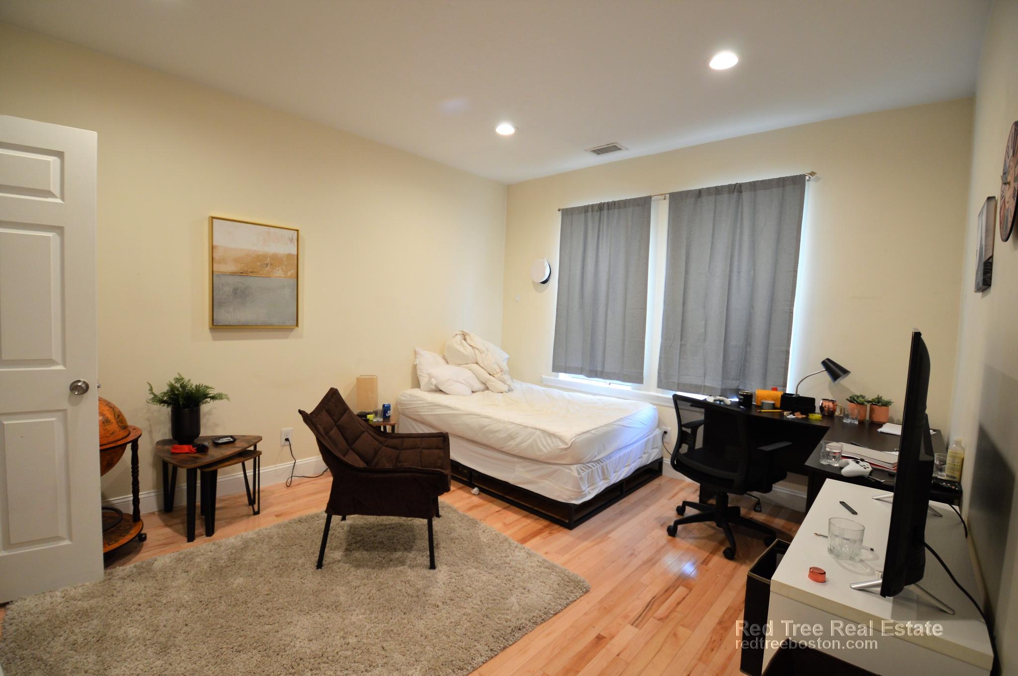 94 Pleasant St, North Brookline