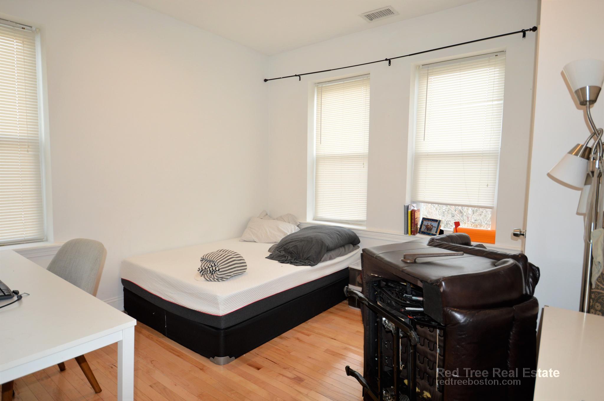 94 Pleasant St, North Brookline