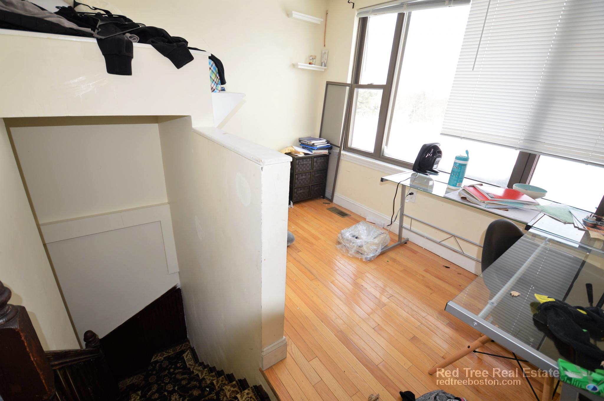 94 Pleasant St, North Brookline