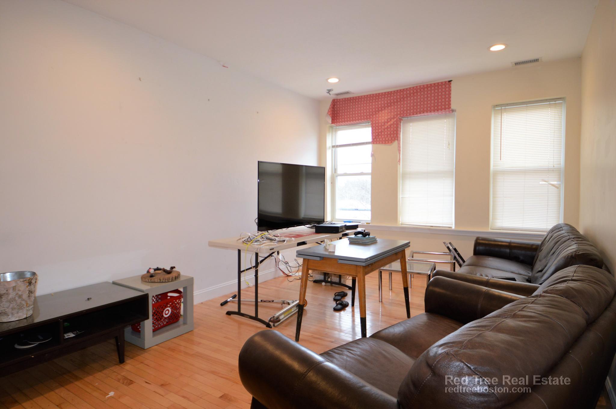 94 Pleasant St, North Brookline