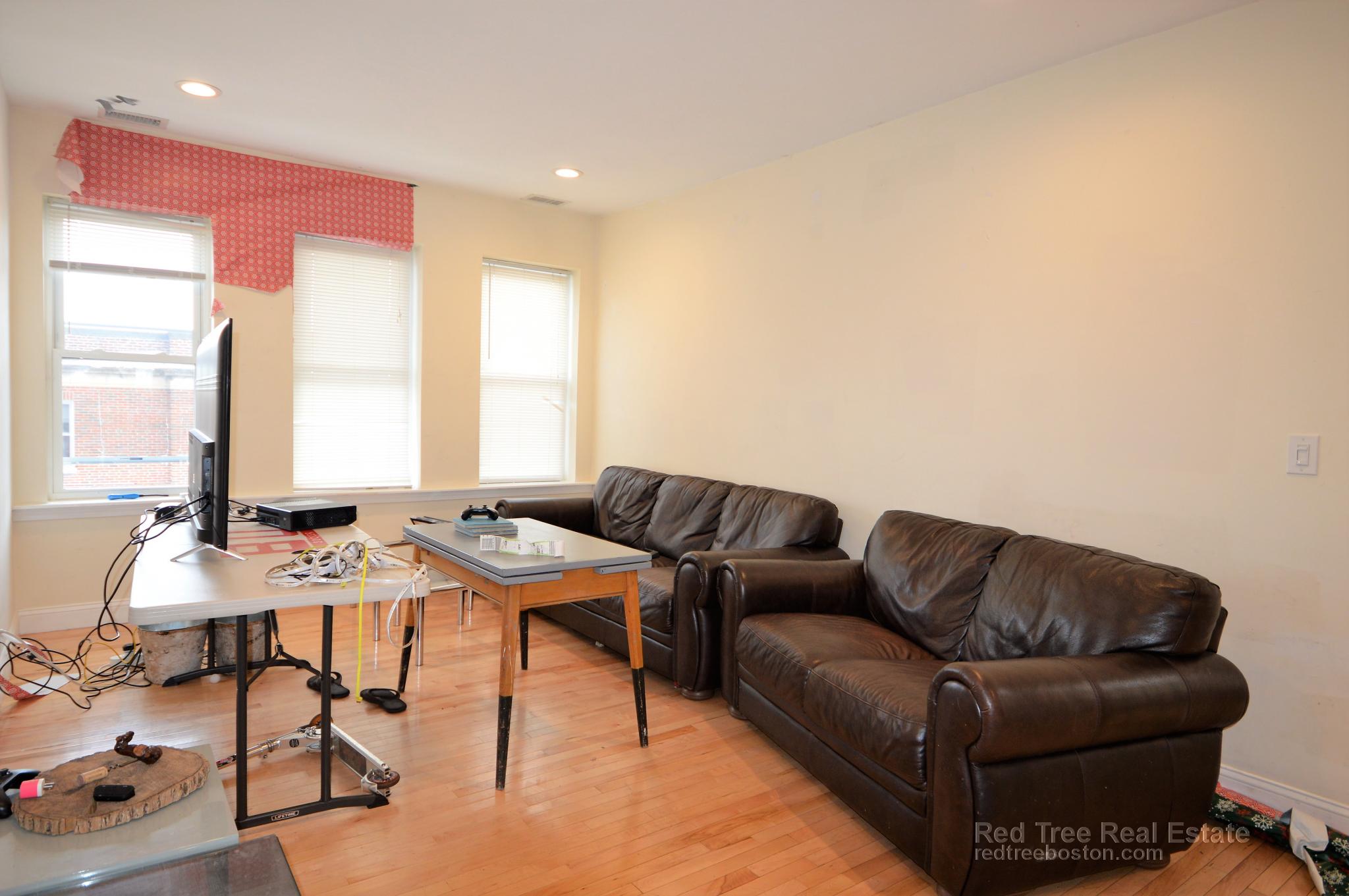 94 Pleasant St, North Brookline