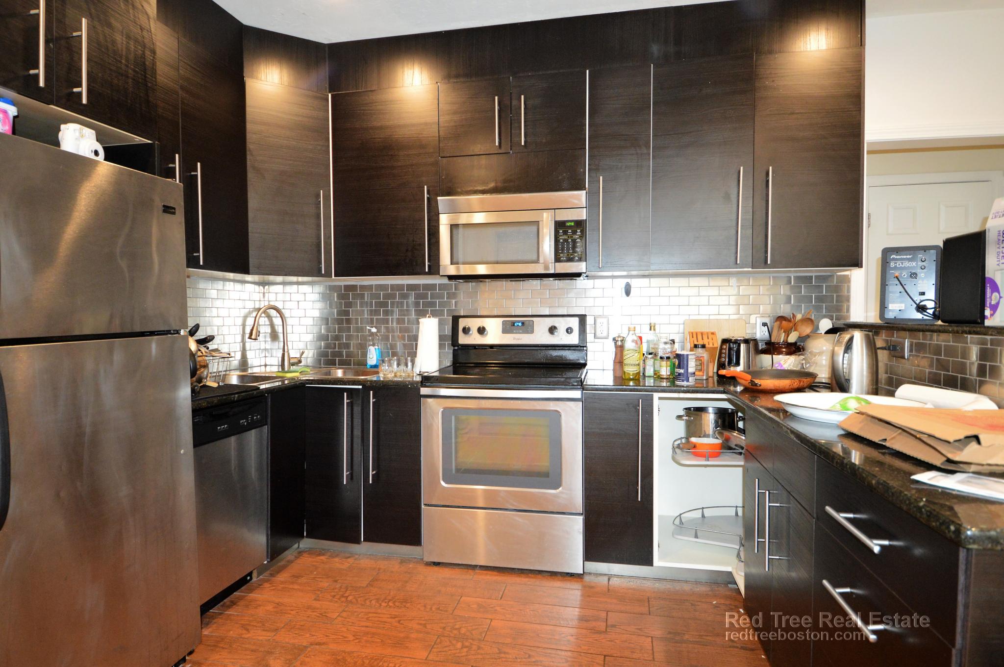 94 Pleasant St, North Brookline