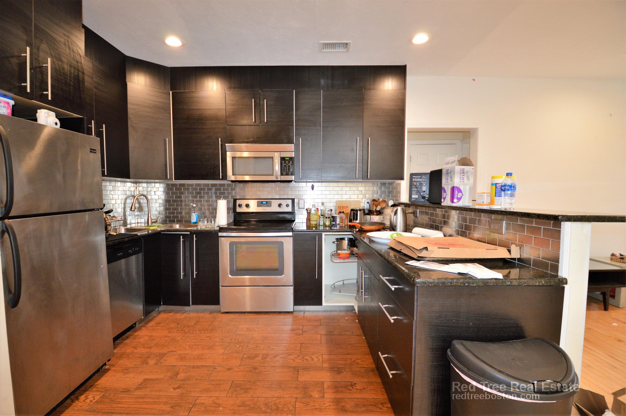 94 Pleasant St, North Brookline