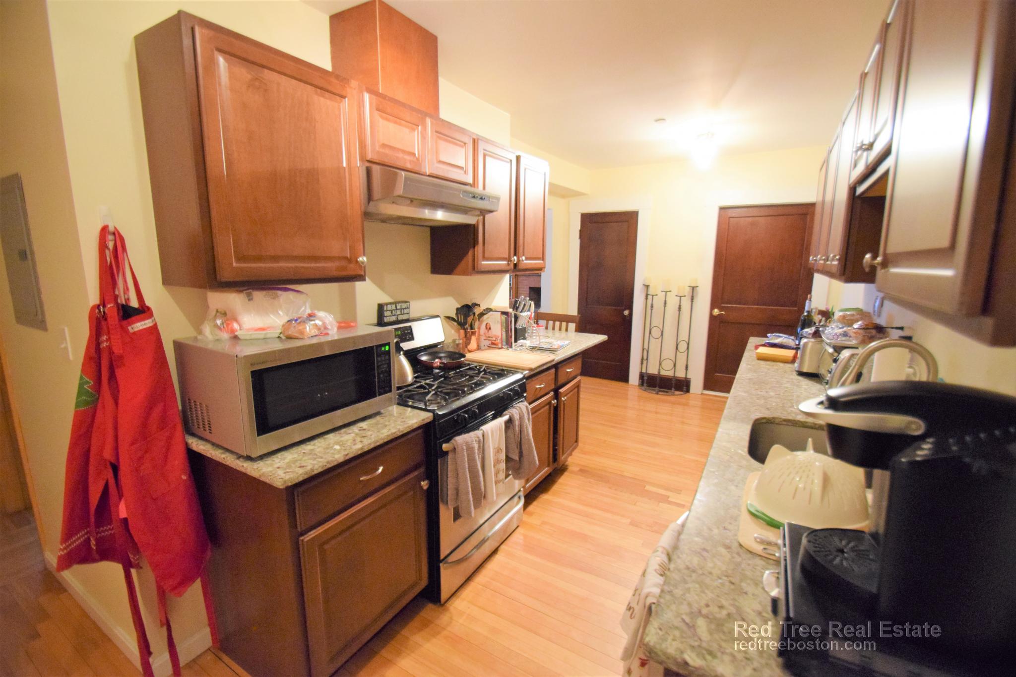 3 bed, 4+ bath apartment for rent at 35 Henshaw St Unit 1, Brighton — photo 6 of 16