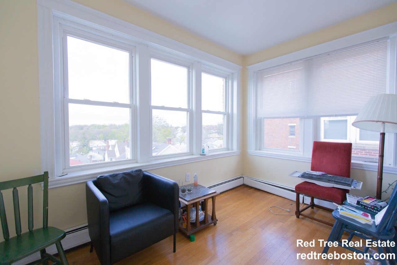 3 bed, 2 bath apartment for rent at 2009 Commonwealth Ave Unit 3, Brighton — photo 4 of 16