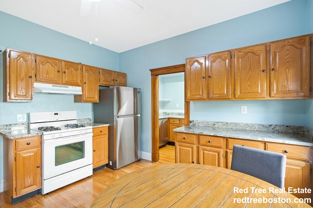4 bed, 1 bath apartment for rent at 16 Grampian Way Unit 2, Dorchester — photo 5 of 16