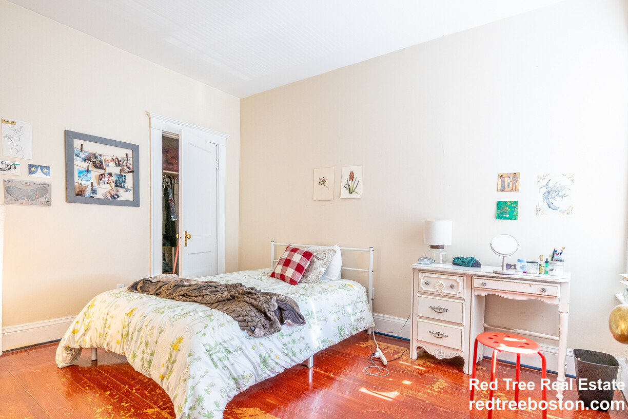 3 bed, 1 bath apartment for rent at 1307 Commonwealth Ave Unit 10, Allston — photo 4 of 11