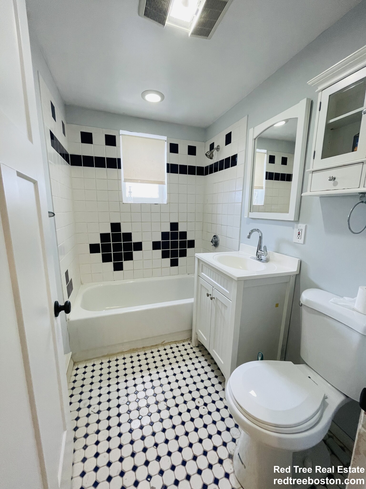 3 bed, 1 bath apartment for rent at 1736 Commonwealth Ave, Brighton — photo 2 of 7
