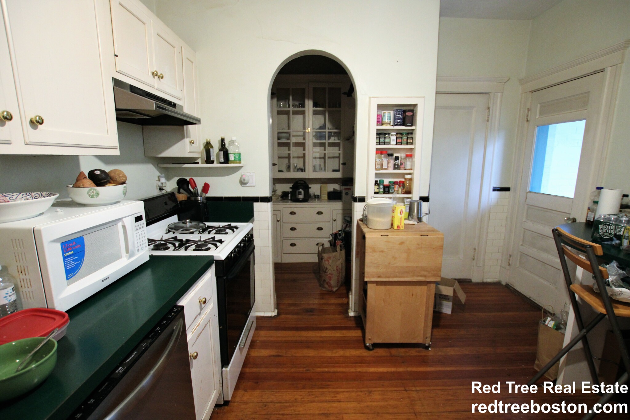 3 bed, 1 bath apartment for rent at 427 Washington St Unit 6, Brookline Village — photo 4 of 15