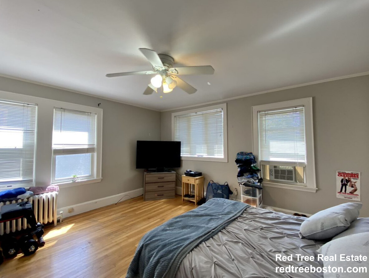 4 bed, 2 bath apartment for rent at 80 Lake St Unit 80, Brighton — photo 5 of 16