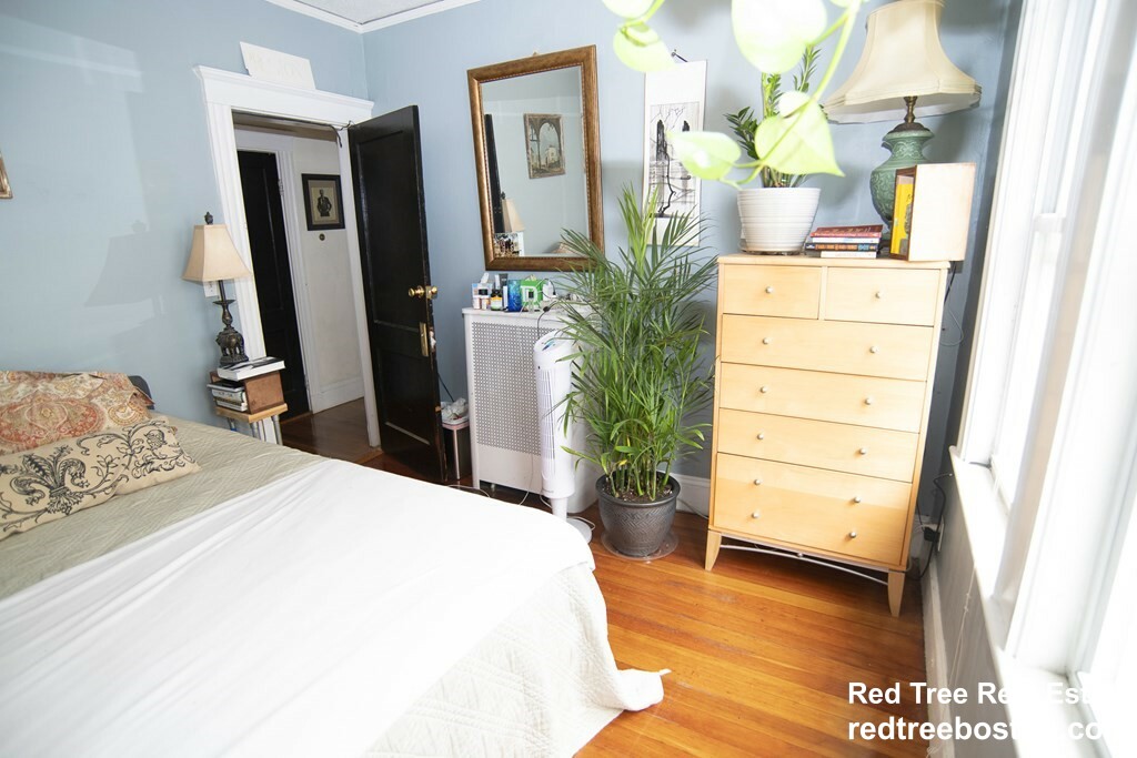3 bed, 1 bath apartment for rent at 10 Perkins St Unit 1 COPY, Jamaica Plain — photo 4 of 10