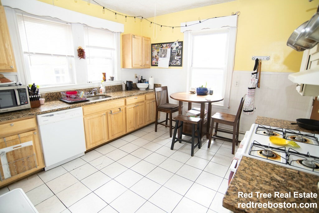 3 bed, 1 bath apartment for rent at 10 Perkins St Unit 1 COPY, Jamaica Plain — photo 3 of 10