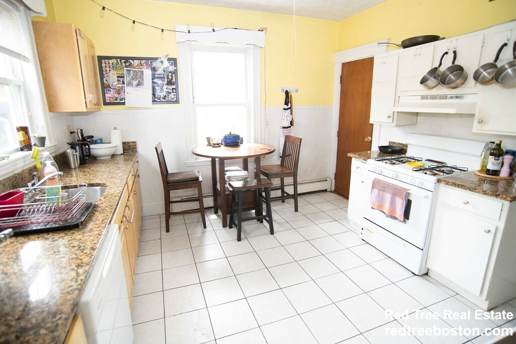 3 bed, 1 bath apartment for rent at 10 Perkins St Unit 1 COPY, Jamaica Plain — photo 2 of 10