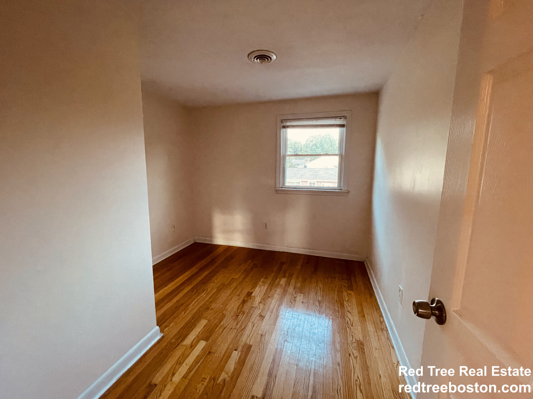 3 bed, 1.5 bath apartment for rent at 41 Boylston Rd, Newton Highlands — photo 3 of 16