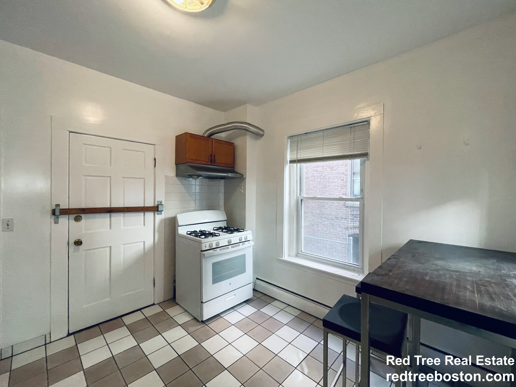 3 bed, 1 bath apartment for rent at 47 Strathmore Rd Unit 1, Brighton — photo 4 of 10