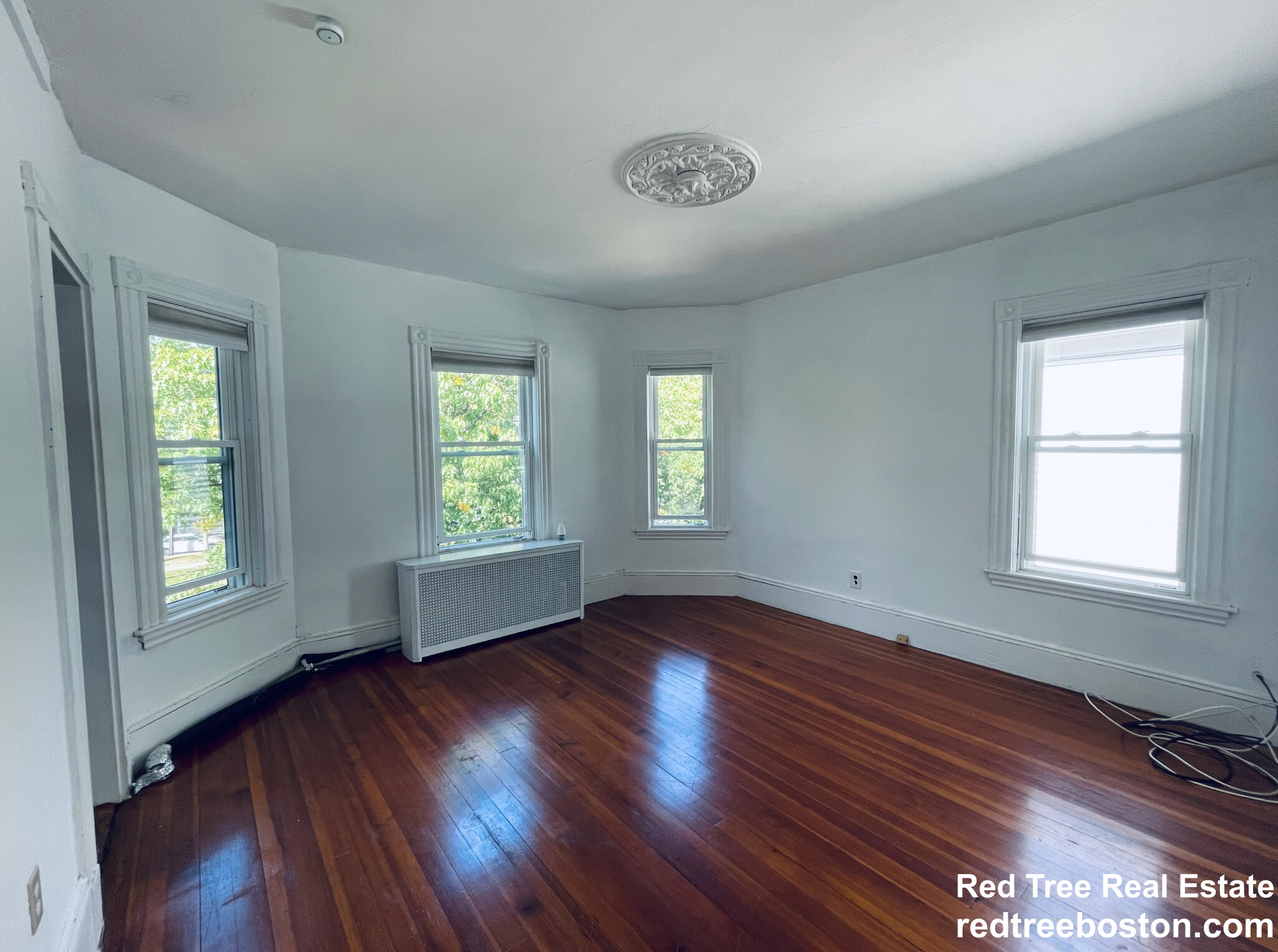 2 bed, 1 bath apartment for rent at 12-14 Edwin St Unit 3, Brookline