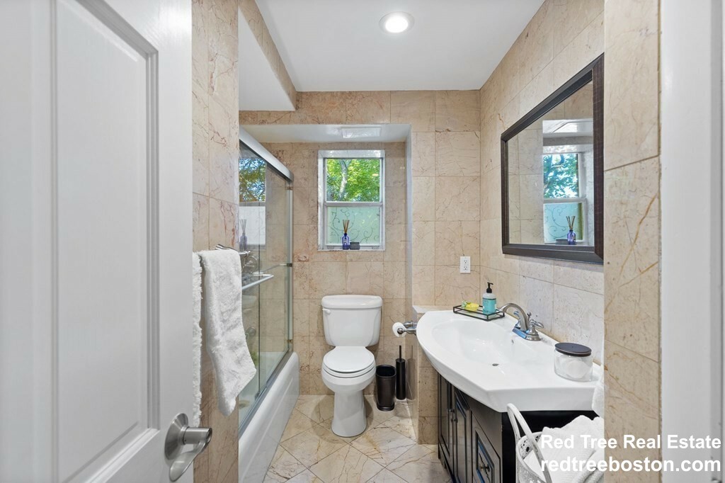2 bed, 1 bath apartment for rent at 44 Broadlawn Park Unit 17b, West Roxbury — photo 3 of 10