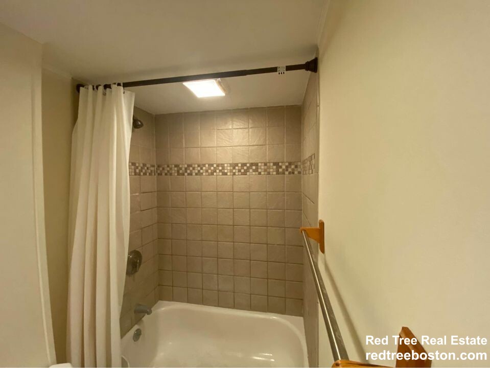 3 bed, 1 bath apartment for rent at 7 Lothian Rd Unit B, Brighton — photo 6 of 8
