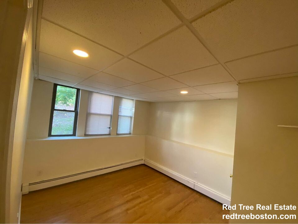 3 bed, 1 bath apartment for rent at 7 Lothian Rd Unit B, Brighton — photo 4 of 8