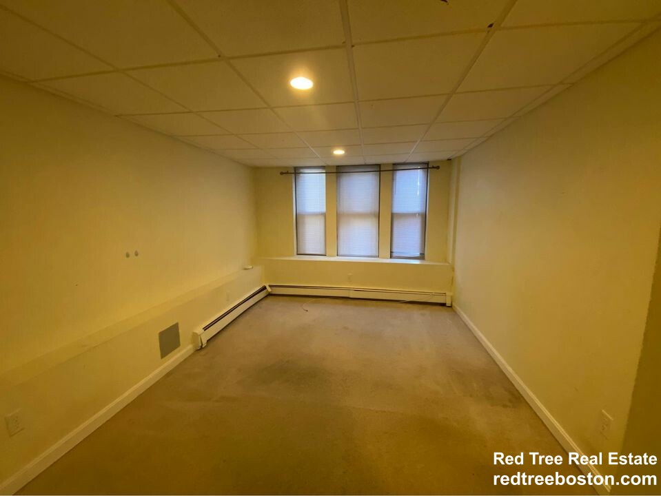 3 bed, 1 bath apartment for rent at 7 Lothian Rd Unit B, Brighton — photo 3 of 8